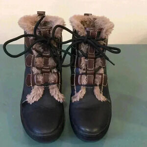Bionica leather & faux fur lace up boots. Size 6M.